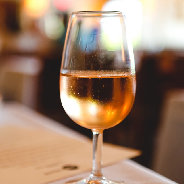 Glas mit Rosewein auf einem Tisch