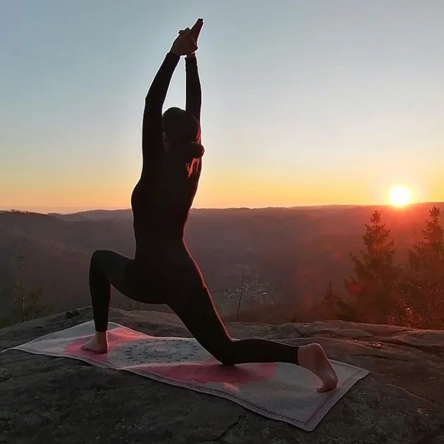 Yoga draussen beim Sonnenuntergang